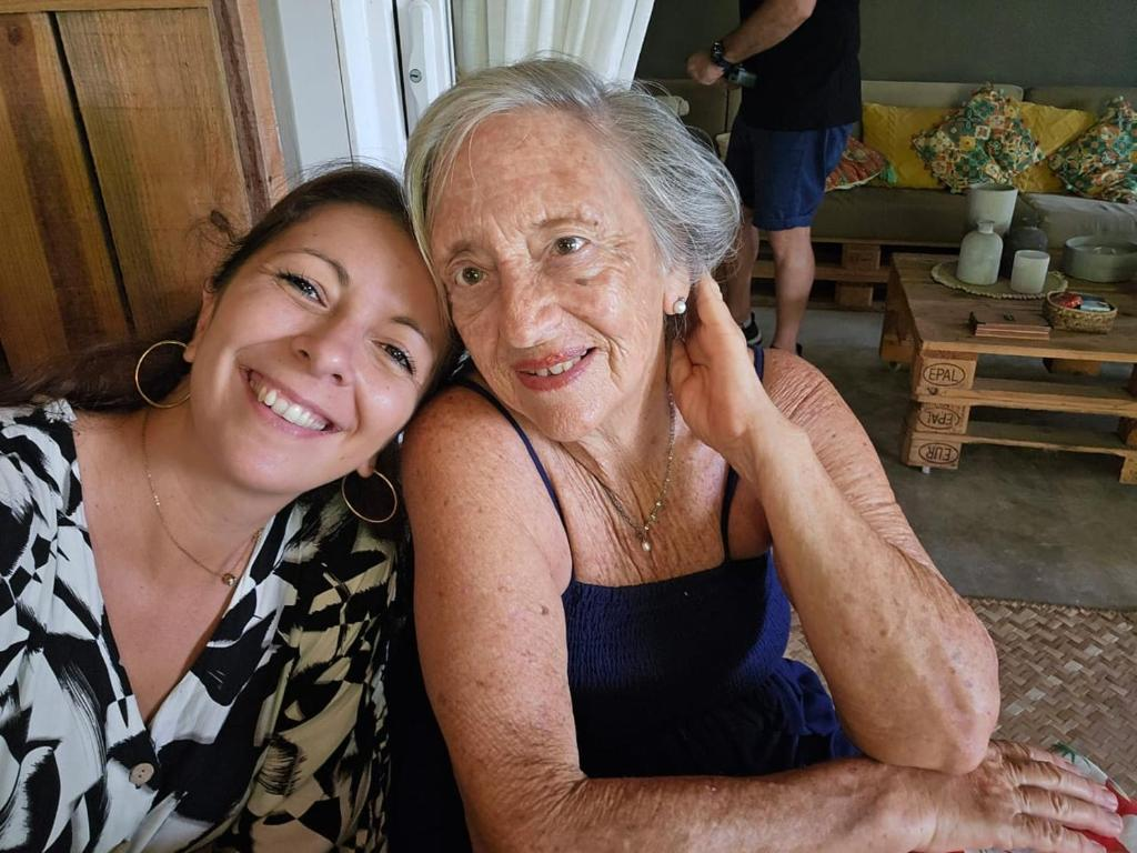 Anaïs et Mam dans la maison de Kwizine Mama