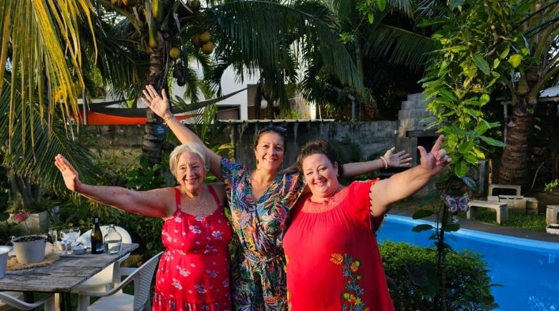 Anaïs, Stéphanie et Mam dans le jardin de Kwizine Mama