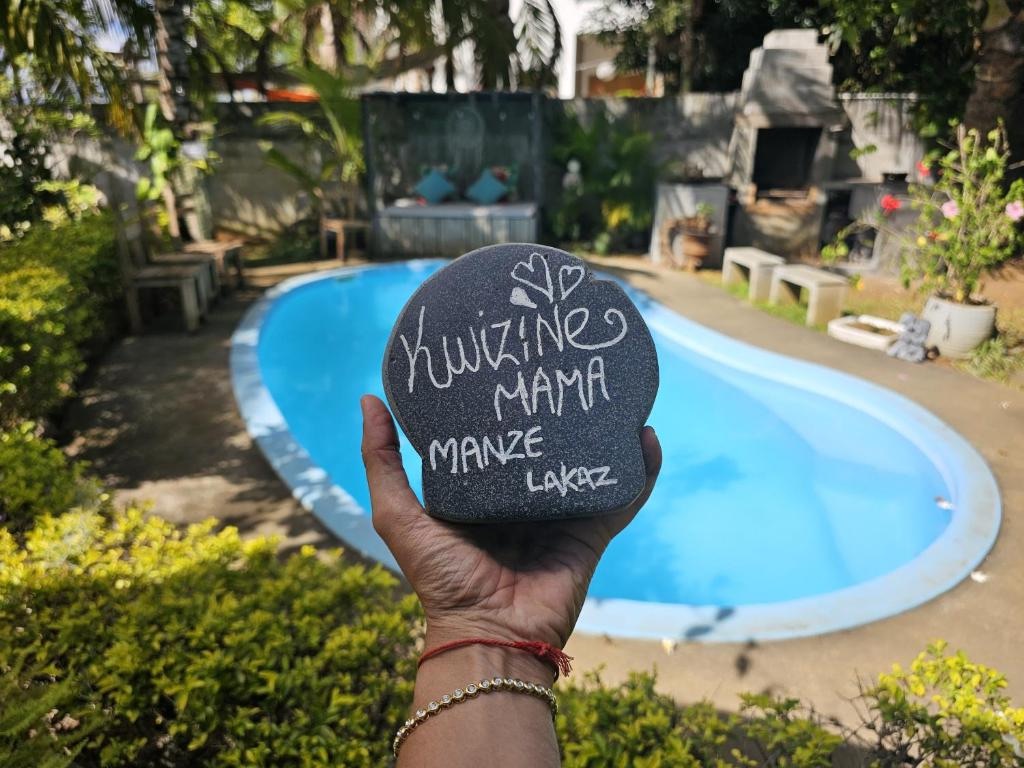 L'ardoise Kwizine Mama devant la piscine