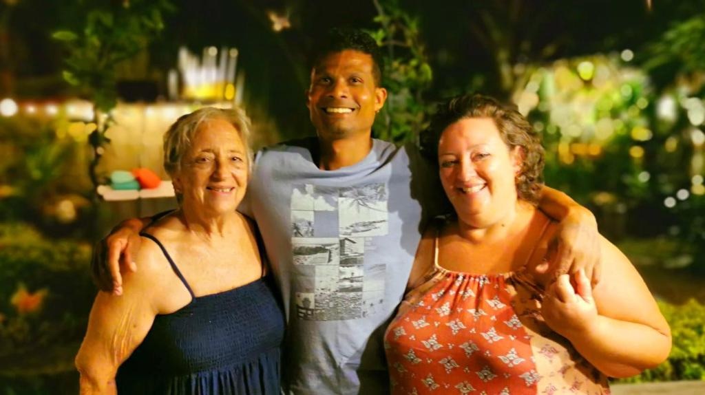 Brigitte, Filo et Stéphanie un soir dans le jardin