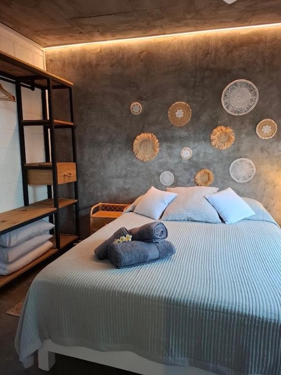 Chambre double, mur de béton ciré et paniers tressés