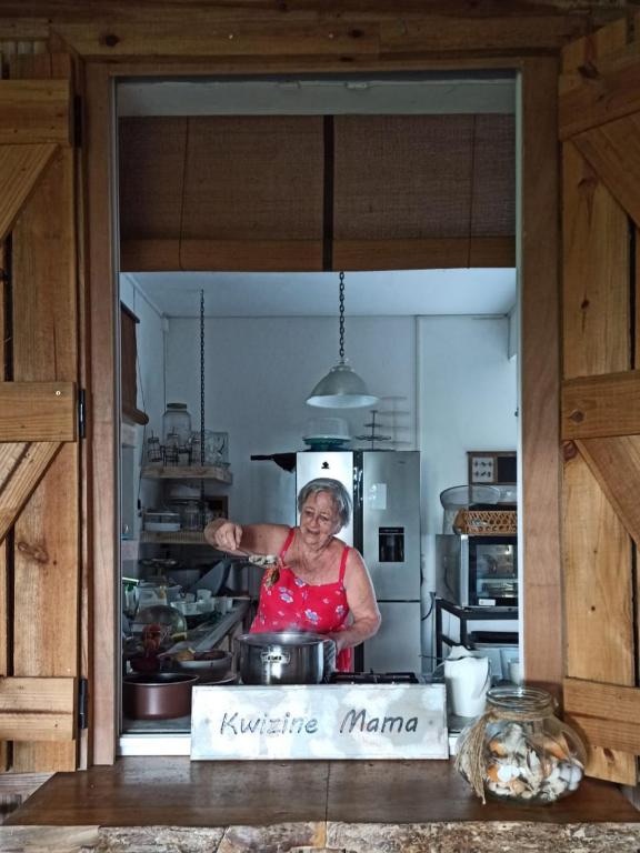 Brigitte aux fourneaux, dans la cuisine