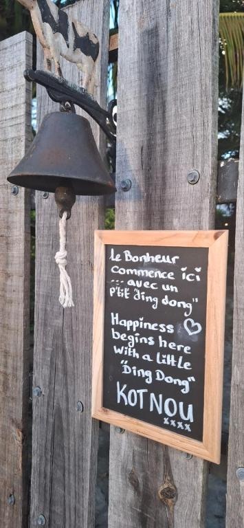 Une cloche et un panneau : le bonheur commence ici avec un p'tit ding dong