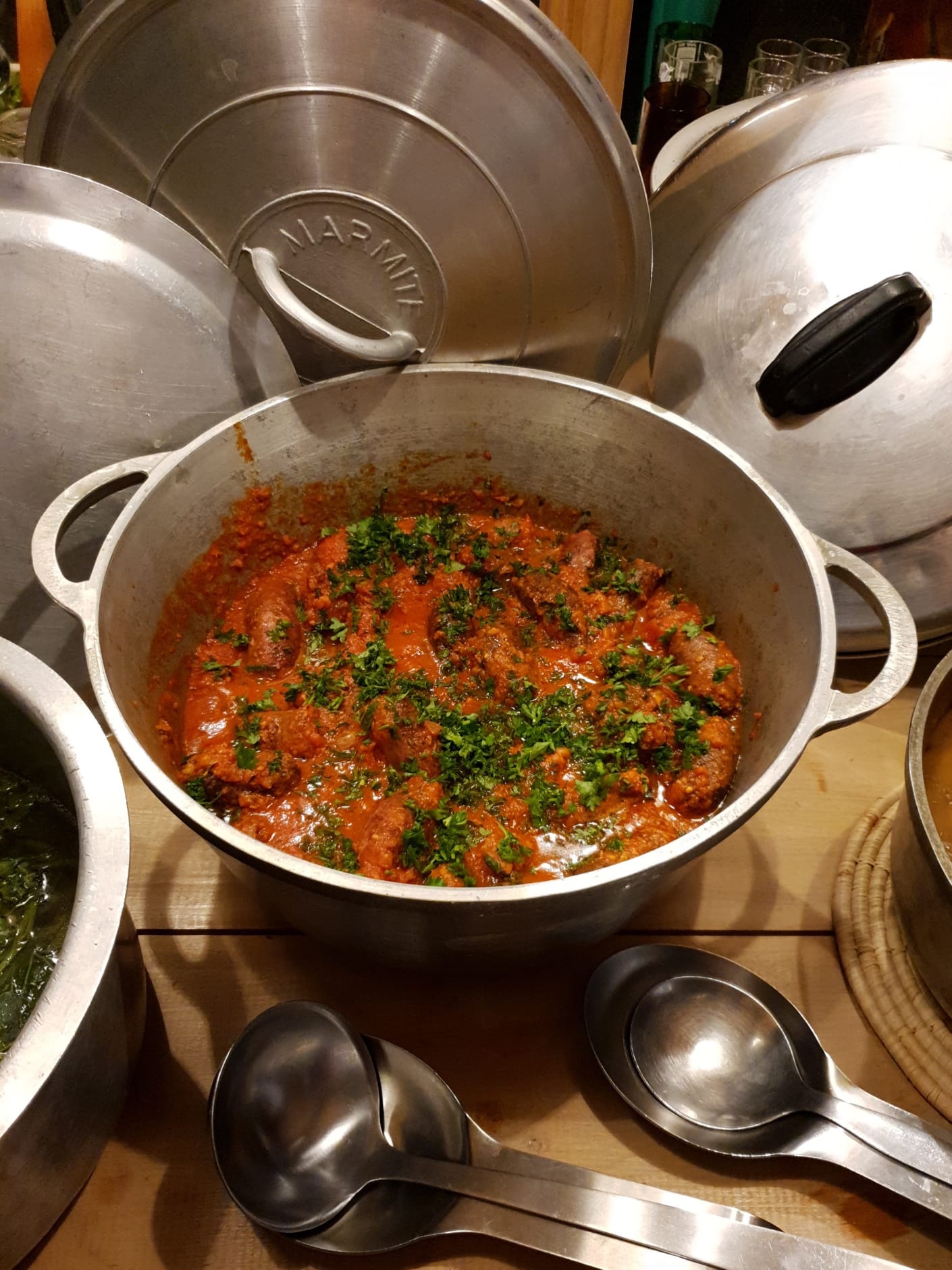 La marmite de curry mijoté, parsemée de persil frais