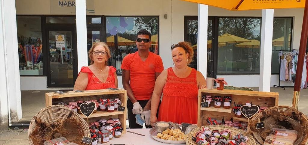 Confitures, pâtes de piments et mayonnaises maison sur l'étal du marché
