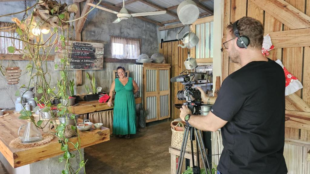 Tournage de 50' Inside avec Mam dans la cuisine de Kwizine Mama