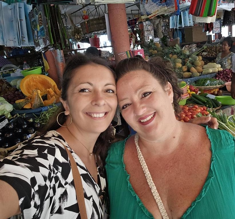 Stéphanie et Anaïs au marché de Mahébourg
