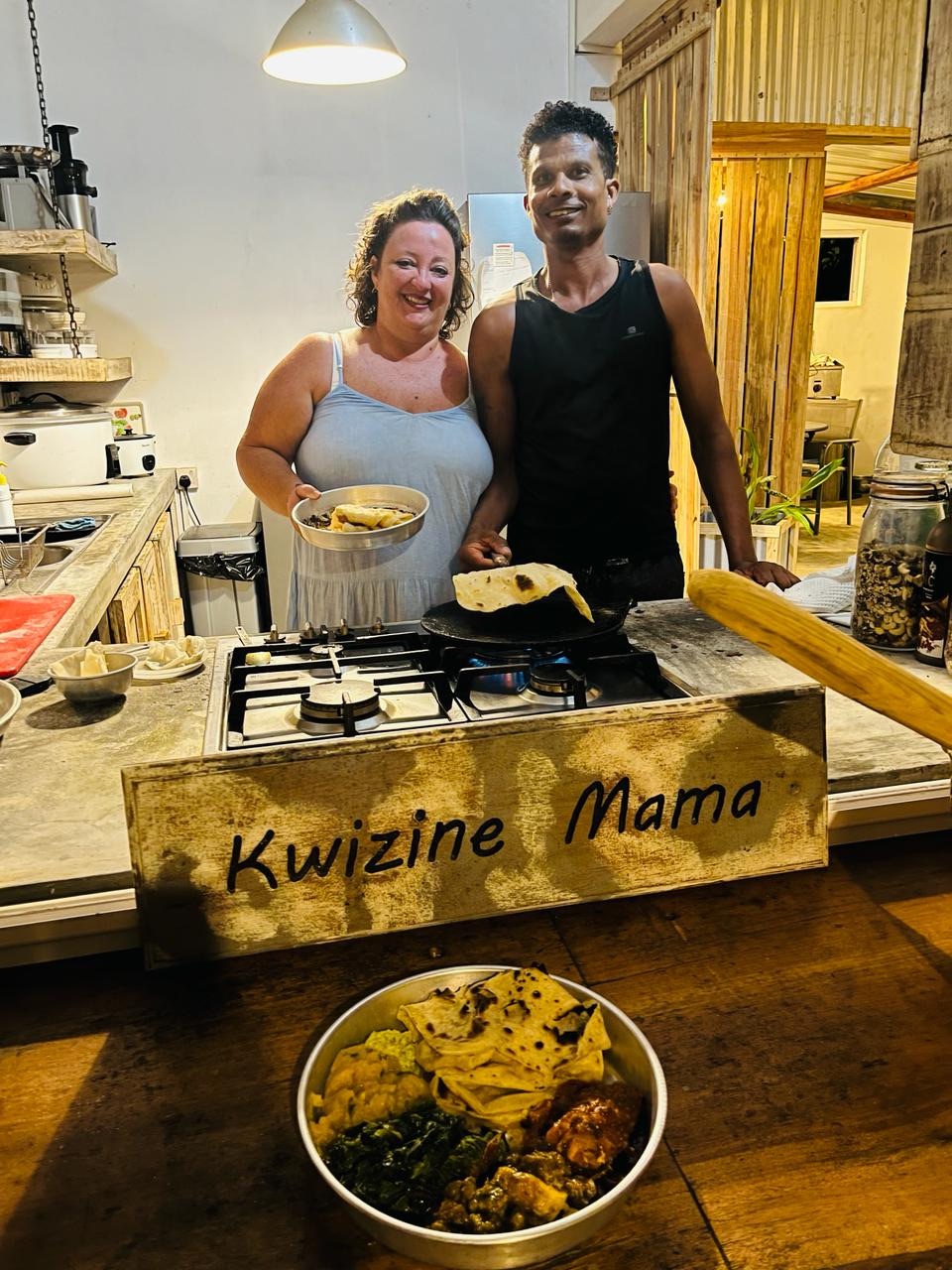 Stéphanie et Filo dans la cuisine, devant l'enseigne Kwizine Mama