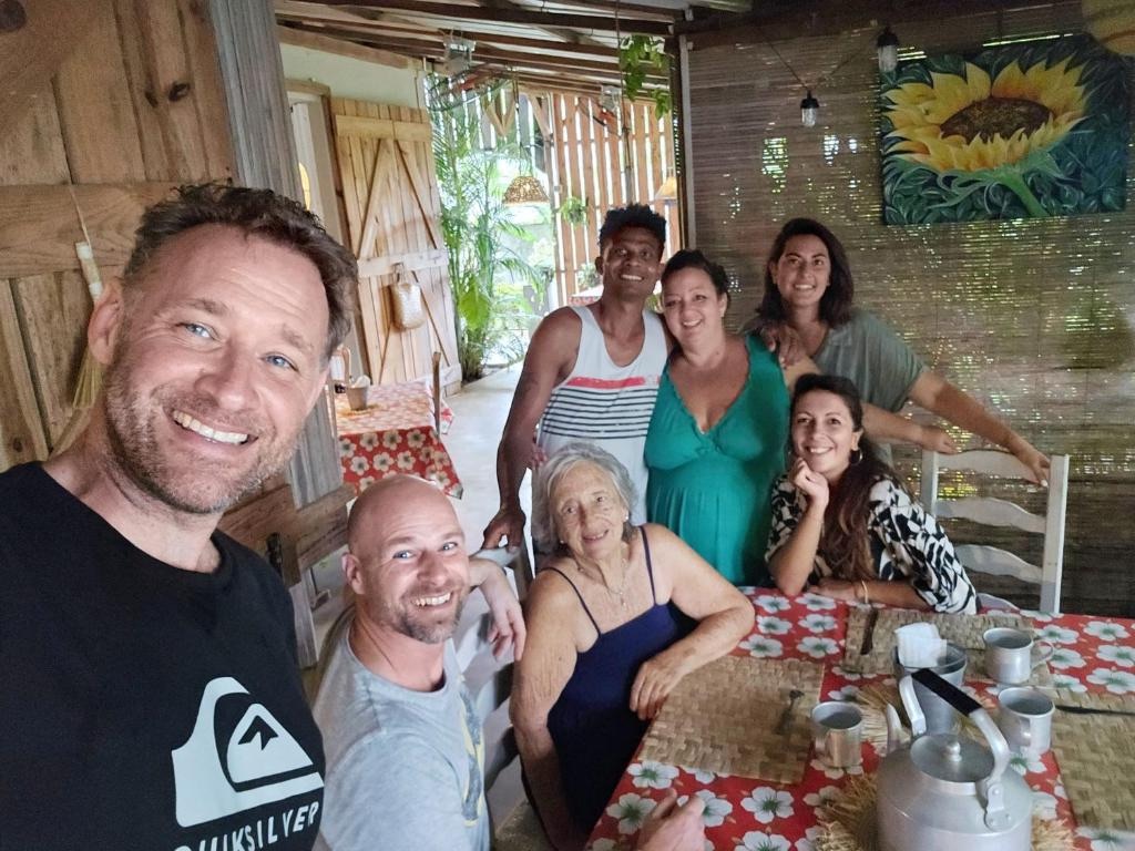 Des hôtes et la famille autour de la table